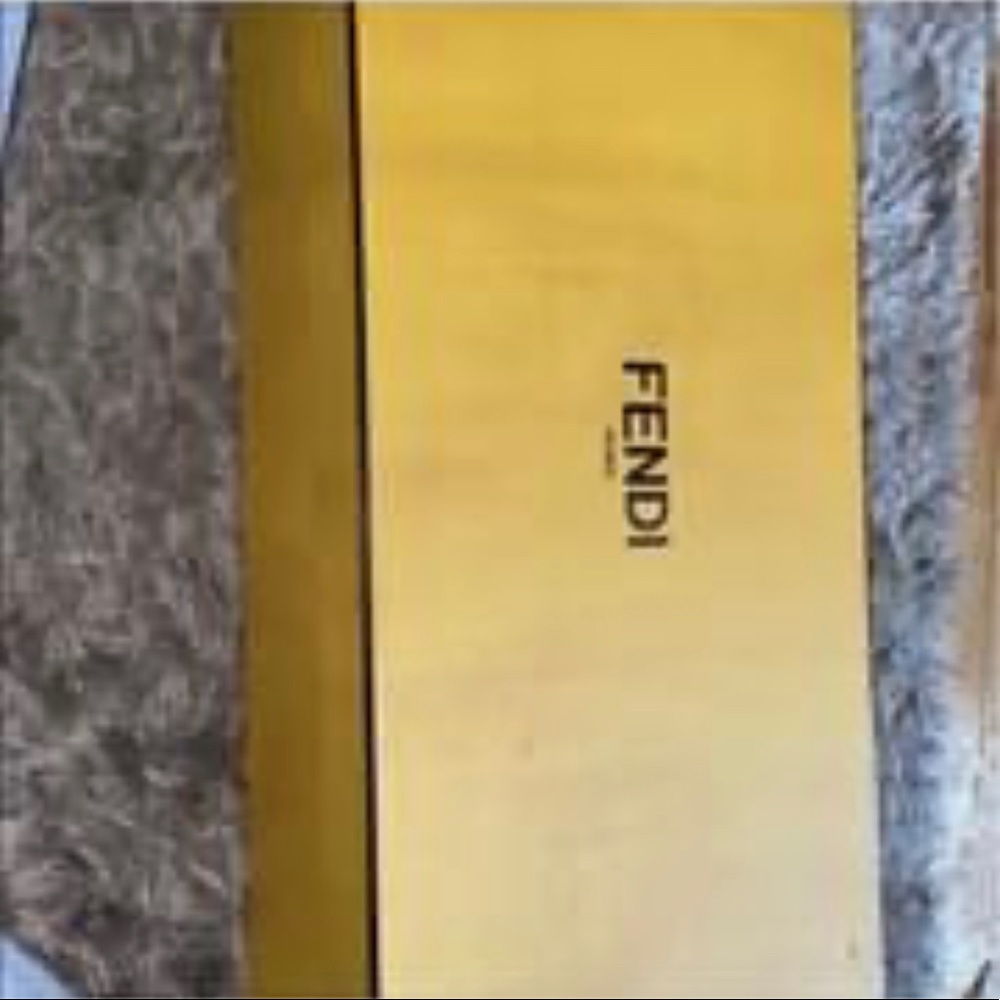 BRAND NEW (NEVER WORM) comes with dust rags and box.